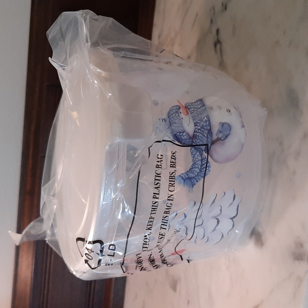 NWT.  Lock&Lock 44 oz Container SNOWMEN